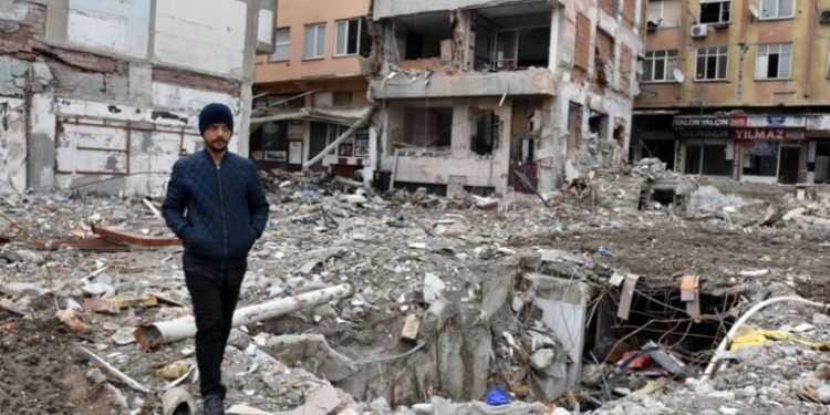 88 saat enkaz altında kalan Yunus’u çocukluk alışkanlığı olan ‘ıslık’ kurtardı