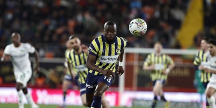 Alanyaspor Başkanı Hasan Çavuşoğlu: Türk futbolu da Türk hakemleri de baskı altında