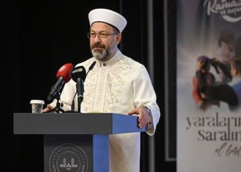 Ali Erbaş’tan ekran tartışmalarına el attı: Büyük bir vebaldir