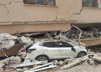 Araçların üzerine çöken 5 katlı binadan 5 aile sağ çıktı!