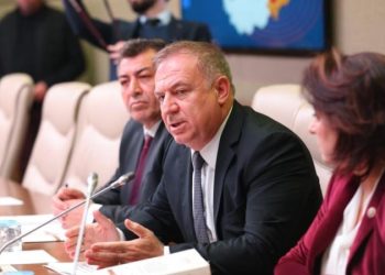 CHP’li Zeybek: Bakanda belediye başkanlarının numarası yok!