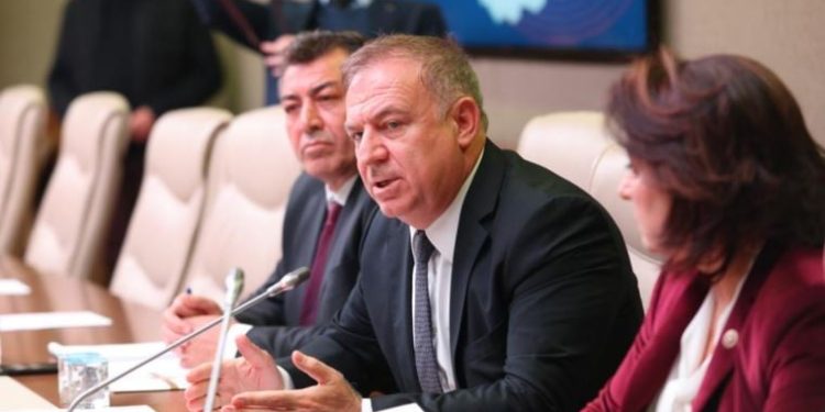 CHP’li Zeybek: Bakanda belediye başkanlarının numarası yok!