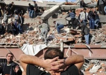 Depremde kaybolan yakınlarını arayan acılı aileler yetkililerden açıklama bekliyor