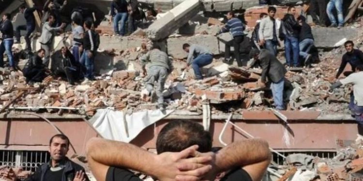 Depremde kaybolan yakınlarını arayan acılı aileler yetkililerden açıklama bekliyor