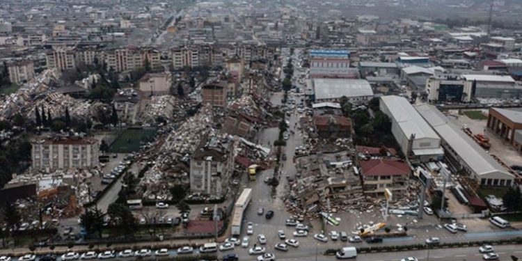 Depremlerin ardından Hatay’daki mezarlıkta hasar meydana geldi