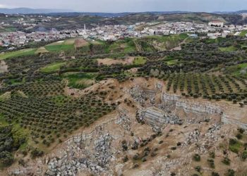 Dev yarığı gören mahalle sakinleri taşınmak istiyor