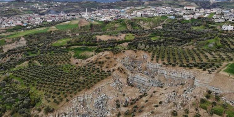 Dev yarığı gören mahalle sakinleri taşınmak istiyor