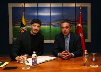 Fenerbahçe’de Altay Bayındır resmi imzayı attı