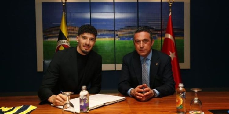Fenerbahçe’de Altay Bayındır resmi imzayı attı