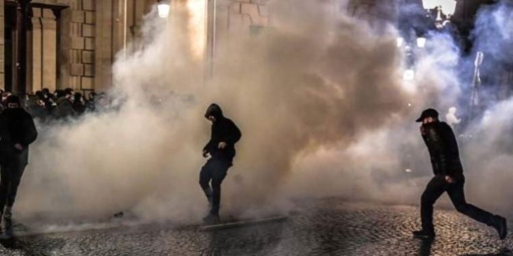 Fransa sokaklarında ‘istifa’ sloganları