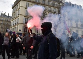 Fransa’da göstericiler Paris Havalimanı’nın girişini kapattı