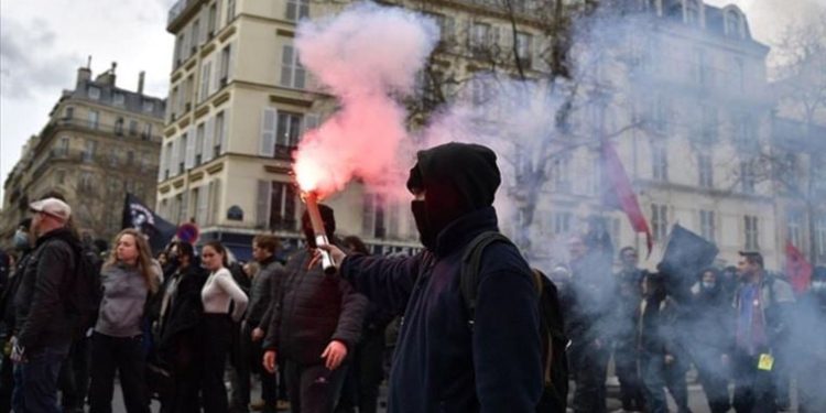 Fransa’da göstericiler Paris Havalimanı’nın girişini kapattı