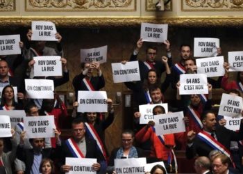 Fransa’da Macron hükümeti gensoru önergesinde kıl payı kurtuldu