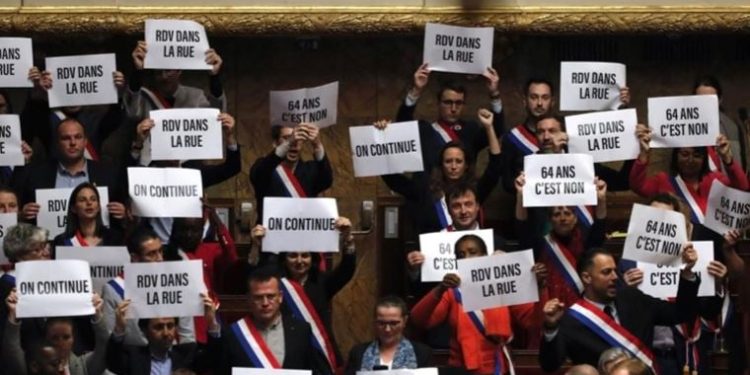 Fransa’da Macron hükümeti gensoru önergesinde kıl payı kurtuldu