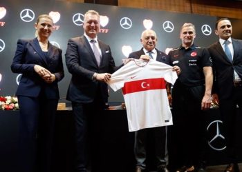 Futbol milli takımlarına 81 elektrikli otomobil tahsis edildi