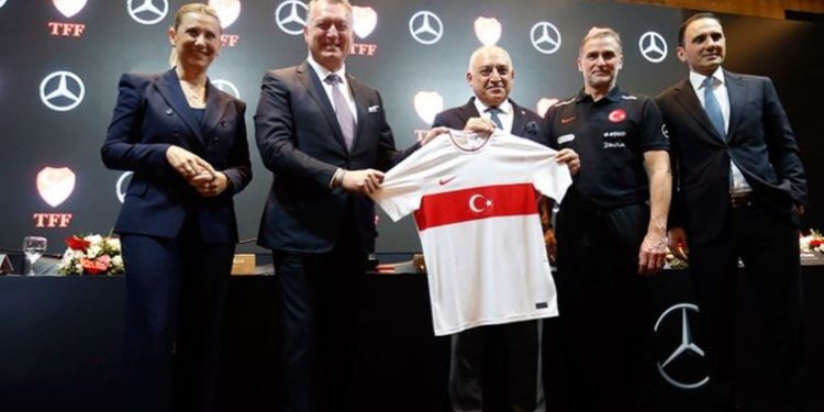 Futbol milli takımlarına 81 elektrikli otomobil tahsis edildi