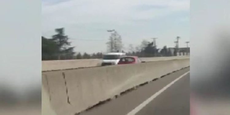 Görenleri korkuttu: Kara yolunda otomobiliyle ters şeritte ilerledi!