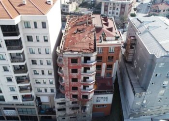 Görüntüsüyle sosyal medyada gündem olan Bağcılar’daki binanın yıkımına başlandı