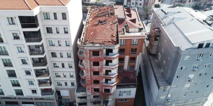 Görüntüsüyle sosyal medyada gündem olan Bağcılar’daki binanın yıkımına başlandı