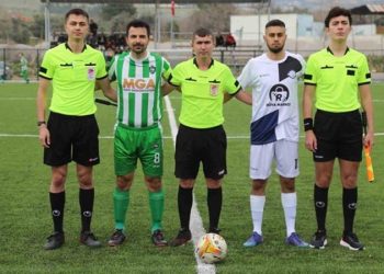 Hakem çift sarı kart gösterdiği futbolcuyu sahada unuttu