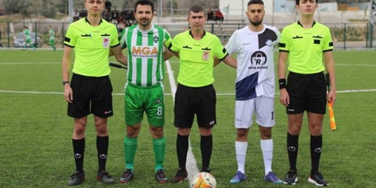Hakem çift sarı kart gösterdiği futbolcuyu sahada unuttu
