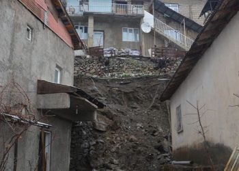 Hakkâri’de heyelan tehlikesi: 3 ev tahliye edildi