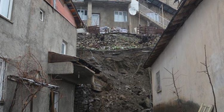 Hakkâri’de heyelan tehlikesi: 3 ev tahliye edildi