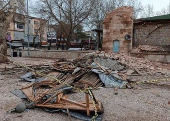 Hasar görmüştü: 730 yıllık caminin minaresi artçı depremlere dayanamadı!
