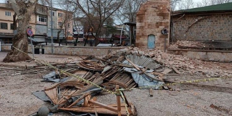Hasar görmüştü: 730 yıllık caminin minaresi artçı depremlere dayanamadı!