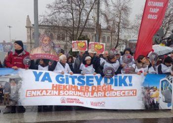 Hekimlerden depremde yaşamını yitirenler için sessiz yürüyüş: ‘Ya gitseydik!’