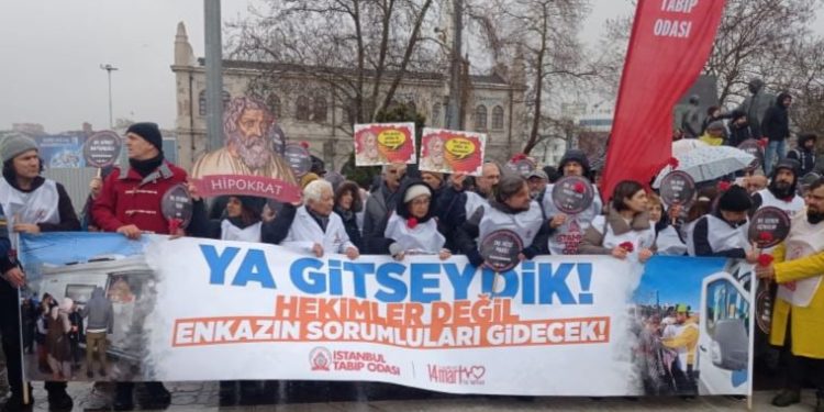 Hekimlerden depremde yaşamını yitirenler için sessiz yürüyüş: ‘Ya gitseydik!’