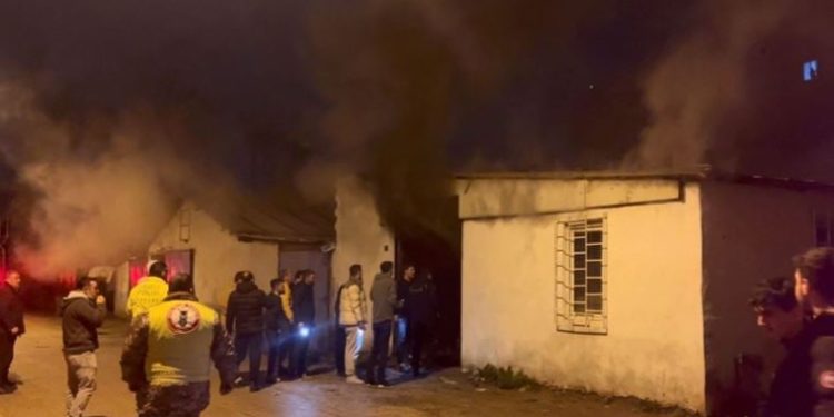 Hurdalık alanda çıkan yangın hortum deposuna sıçradı: 2 araç kullanılamaz hale geldi!