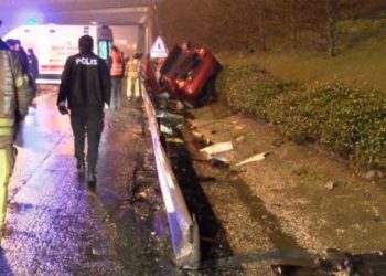 Kağıthane’de TEM Otoyolu’nda bariyerlere çarpan otomobil takla attı: 1’i ağır 3 yaralı
