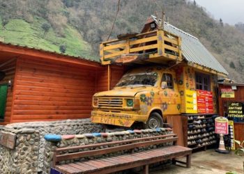 Kamyonet kasasını ‘otel odası’ yaptı