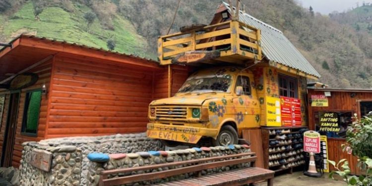 Kamyonet kasasını ‘otel odası’ yaptı