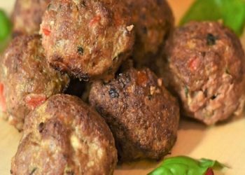 Kebap tadında fırında köftenin yapılışı. Aşçıların sır taktiğiyle