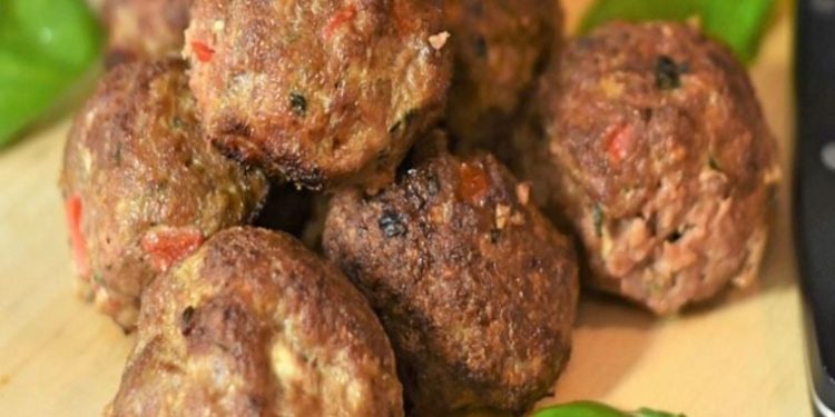 Kebap tadında fırında köftenin yapılışı. Aşçıların sır taktiğiyle