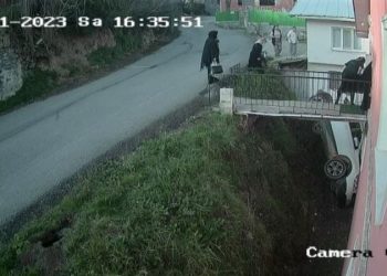 Navigasyon kazası: Otomobil apartman boşluğuna düştü