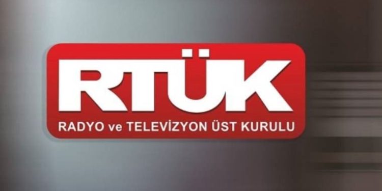 Özgür basına sansür: RTÜK, eleştirel kanallara program durdurma ve para cezaları yağdırdı
