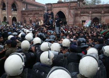 Pakistan’n eski başbakanı İmran Han’ın yargılaması: Duruşma olaylar üzerine ertelendi