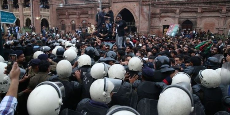 Pakistan’n eski başbakanı İmran Han’ın yargılaması: Duruşma olaylar üzerine ertelendi