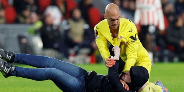 PSV, maçta rakip kaleciye saldıran taraftarını 40 yıl stada almayacak