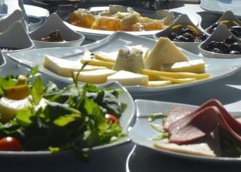 ‘Sahurdan hemen sonra yatmak reflü ataklarını tetikleyebilir’