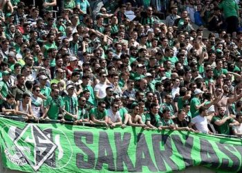 Sakaryaspor taraftarı cezaya rağmen takımlarını yalnız bırakmadılar