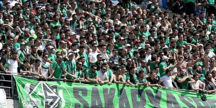 Sakaryaspor taraftarı cezaya rağmen takımlarını yalnız bırakmadılar