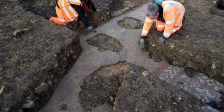 Süpermarket inşaatında Antik Roma mozaiği keşfedildi!