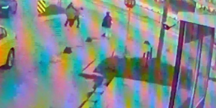 Taksiciyi tehdit eden yolcular hayatlarının şokunu yaşadı