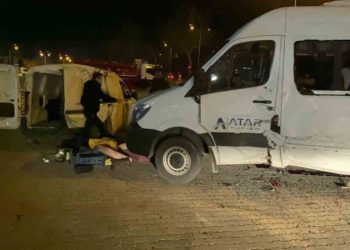 Ticari araç, midibüs ve otomobile çarptı: 3 yaralı