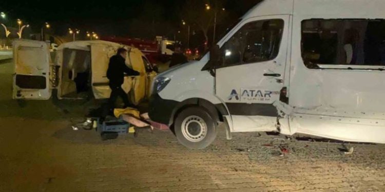 Ticari araç, midibüs ve otomobile çarptı: 3 yaralı