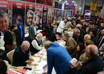 TÜYAP İzmir Kitap Fuarı’nda Cumhuriyet gazetesi yazarları okuyucularıyla bir araya geldi